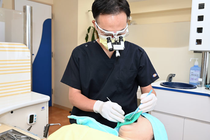 ルーペを用いた精密な処置